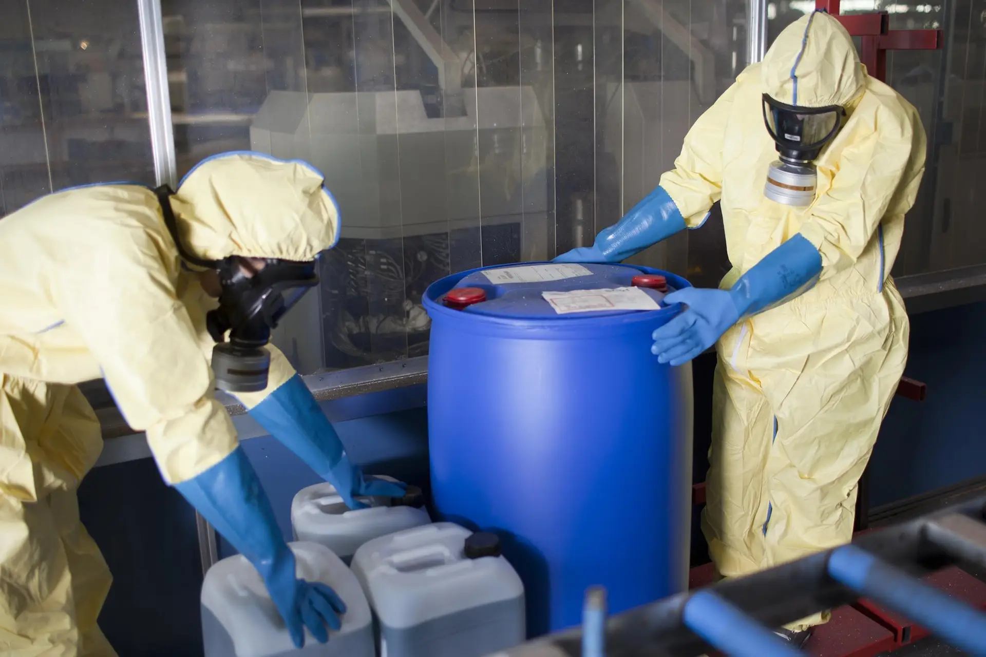 Trabalhadores manuseando produtos químicos na indústria química