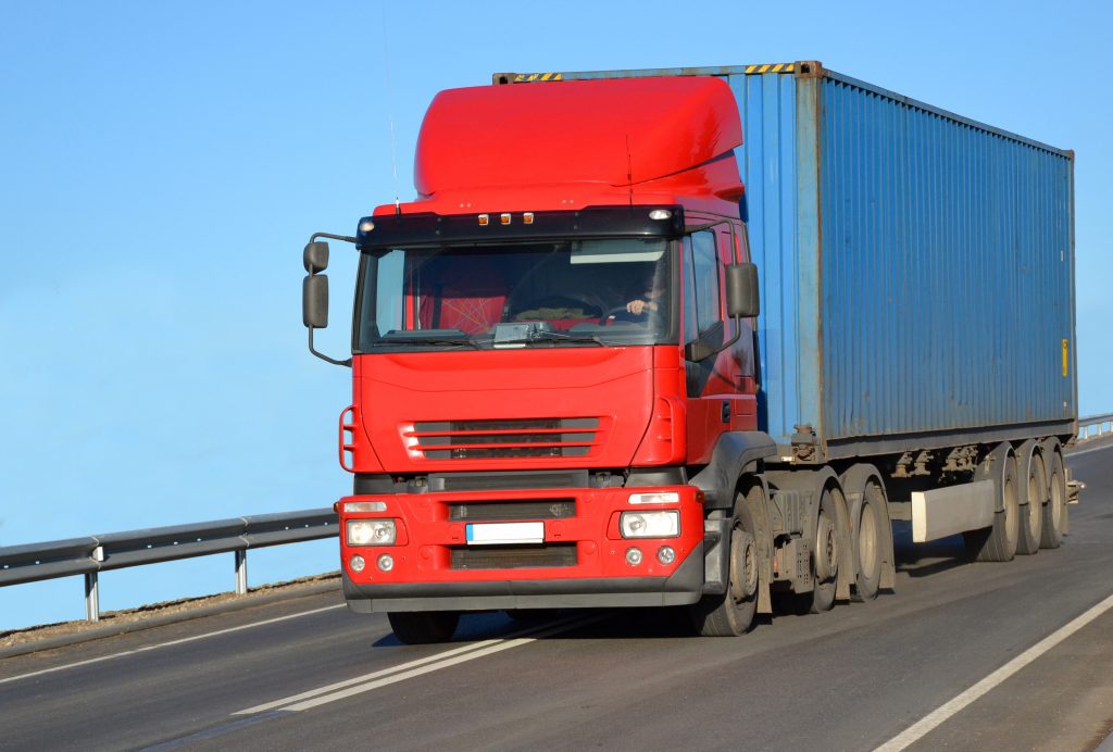 Caminhão transportando produto perigoso na rodovia