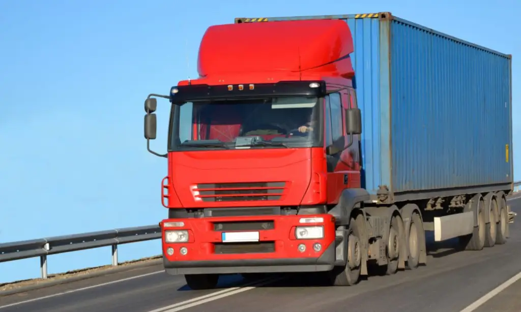 Caminhão transportando produto perigoso na rodovia