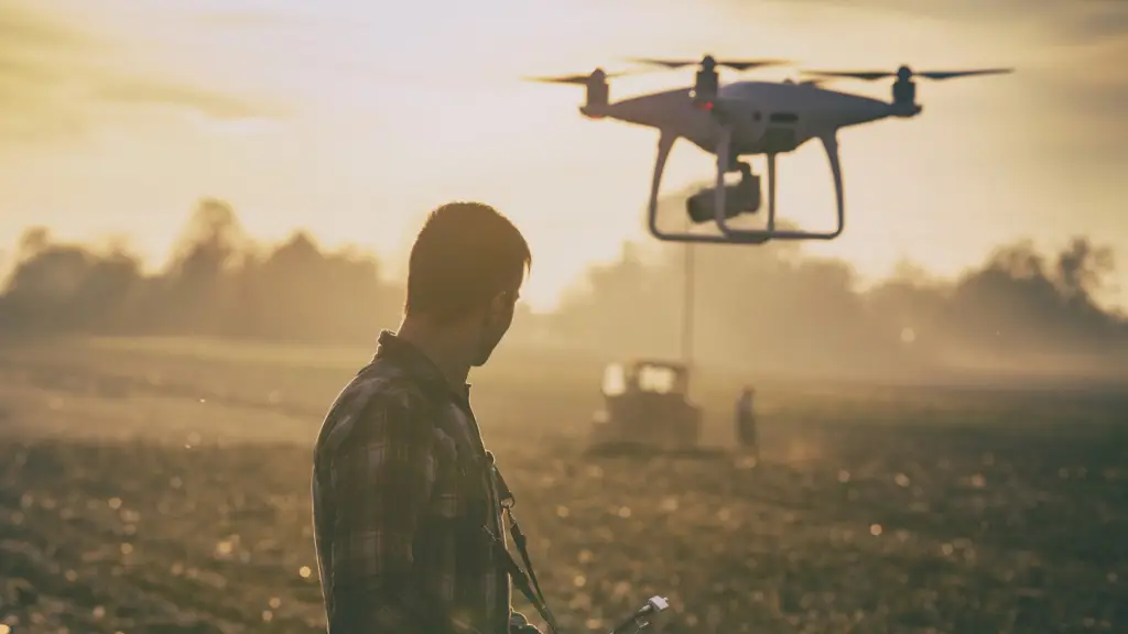 Homem controlando drones da plantação