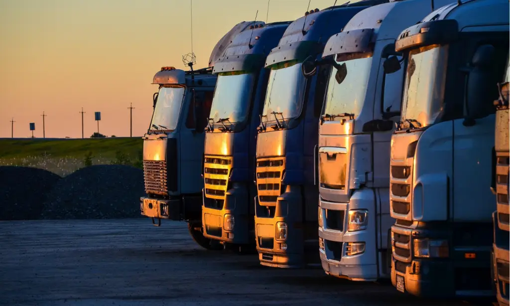 Caminhões em pátio de indústria química prontos para trasportar produtos perigosos