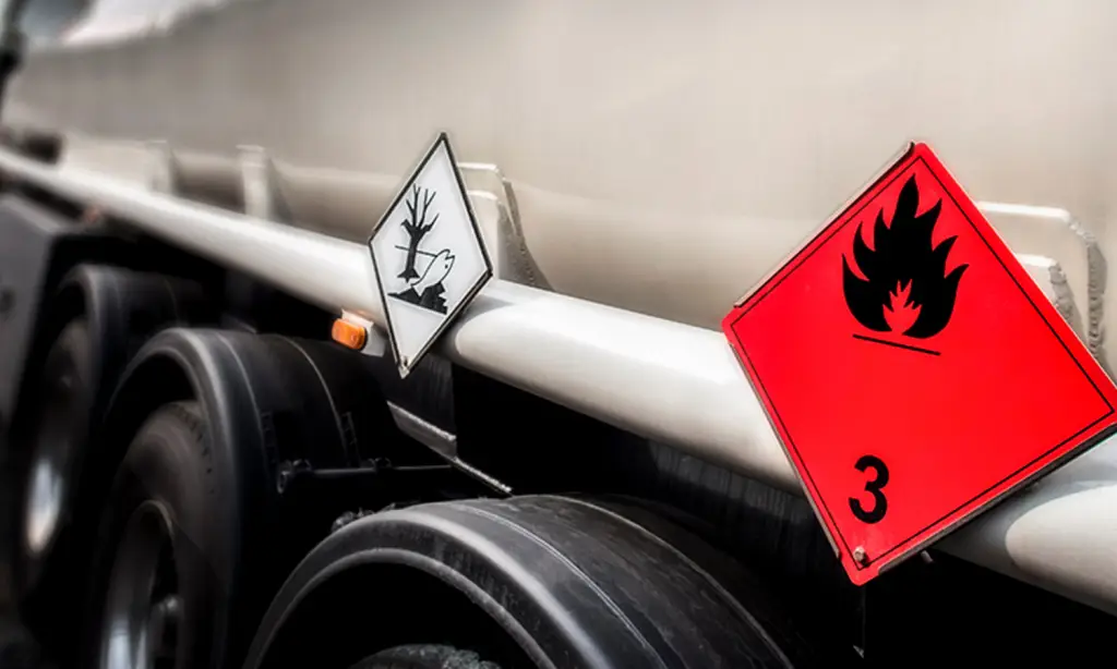 Simbologia de perigo do produto perigoso em caminhão