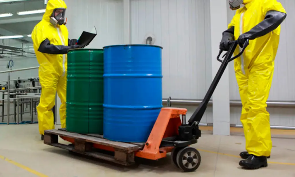 Trabalhadores na indústria química verificando FDSR a Ficha com Dados de Segurança de Resíduos