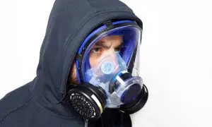 Trabalhador com máscara de proteção respiratória