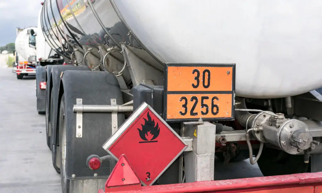 Caminhão com simbologia e número ONU para transporte de produtos perigosos