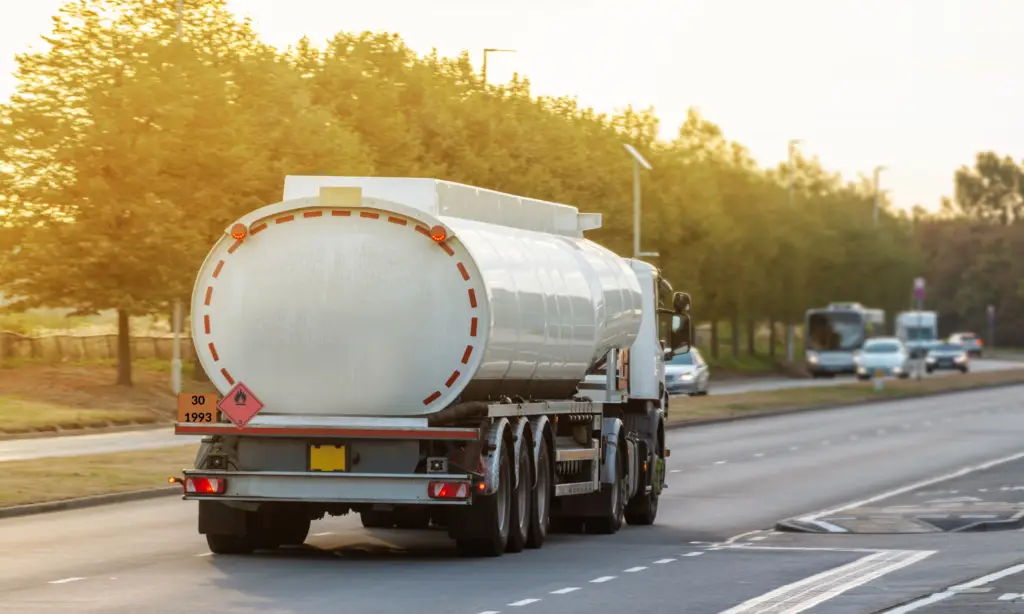 Caminhão transportando carga de produtos perigosos na rodovia
