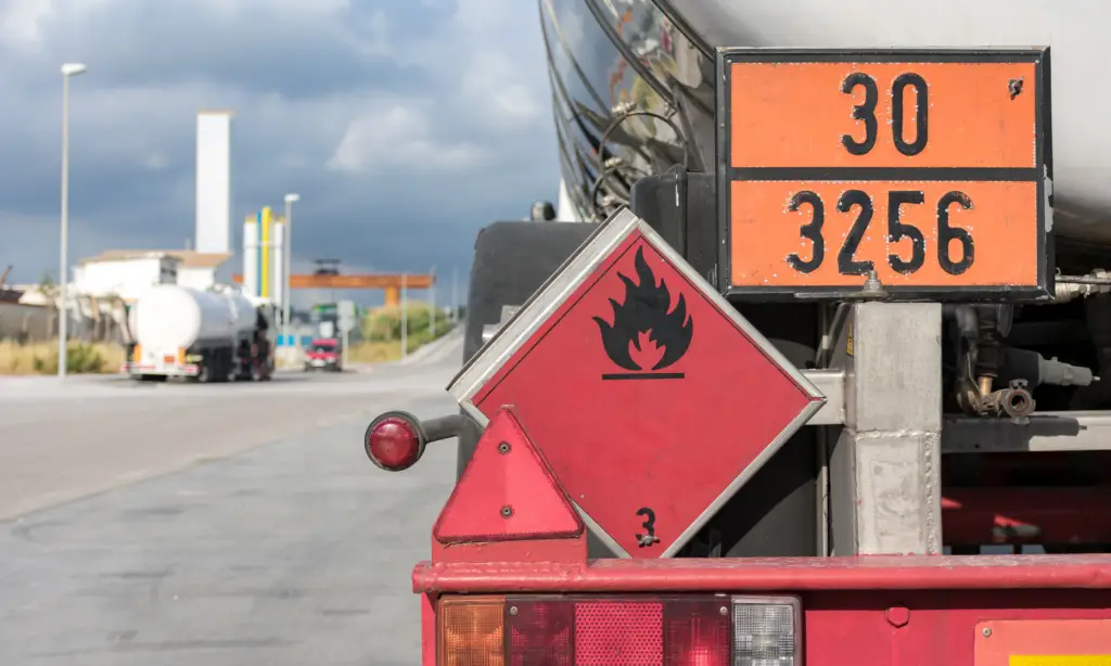 Caminhão com simbologia e número ONU para transporte de produtos perigosos