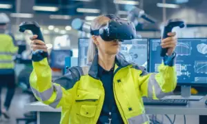 Trabalhador utilizando EPIs inteligentes como a realidade virtual na indústria química