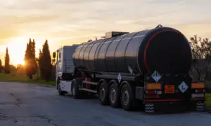 Caminhão realizando o transporte de produtos perigosos na rodovia