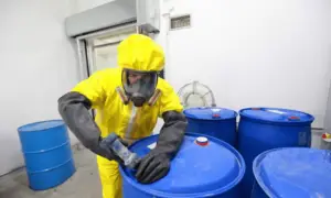 Trabalhador realizando a verificação e gestão de resíduos químicos na indústria