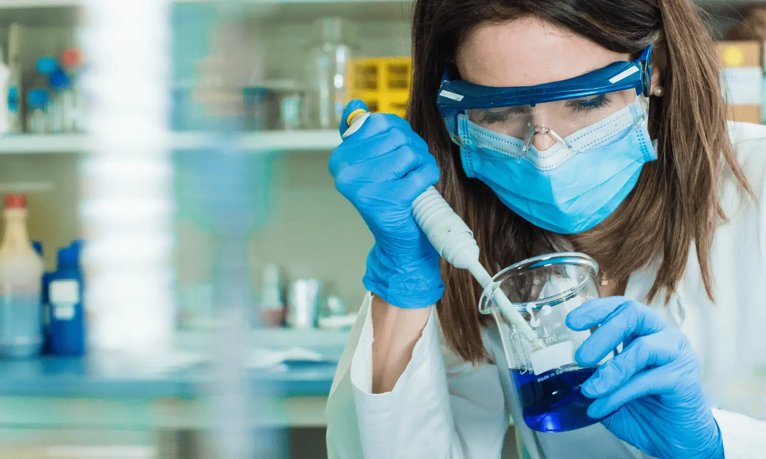 Engenheira Química realizando testes em laboratório, conforme boas práticas do REACH no Brasil