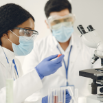 cientistas avaliando e estudando perigos químicos relacionados a carcinogenicidade, mutagenicidade e toxicidade reprodutiva