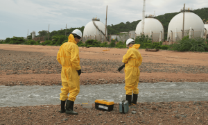 Trabalhadores analisando perigos ambientais em indústria petrolífera