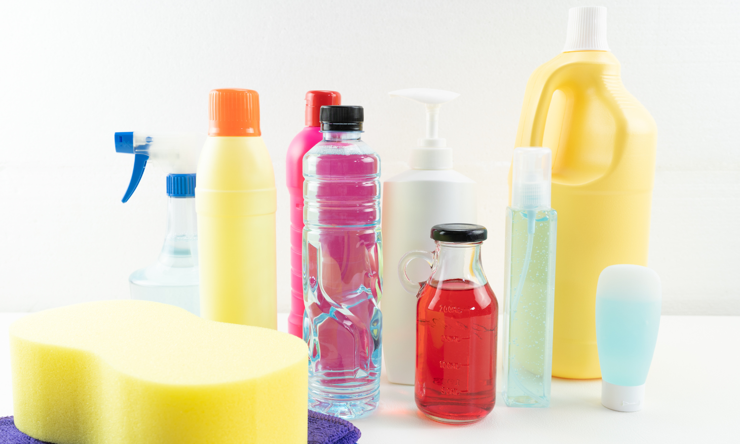 Produtos químicos saneantes em cima de mesa. RDC 989/2025