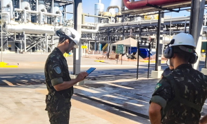 Exercito analisando Produtos Controlados pelo Exército (PCE) na industria química