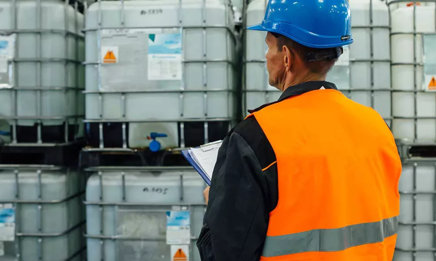 Gestor de produtos químicos verificando pallets de contenção para transporte perigoso