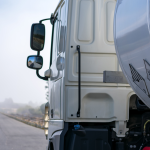 Caminhão realizando o transporte de produtos químicos