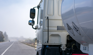 Caminhão realizando o transporte de produtos químicos