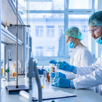 Químicos realizando avaliação de toxicologia em produtos quimicos baseado em fds (fispq)