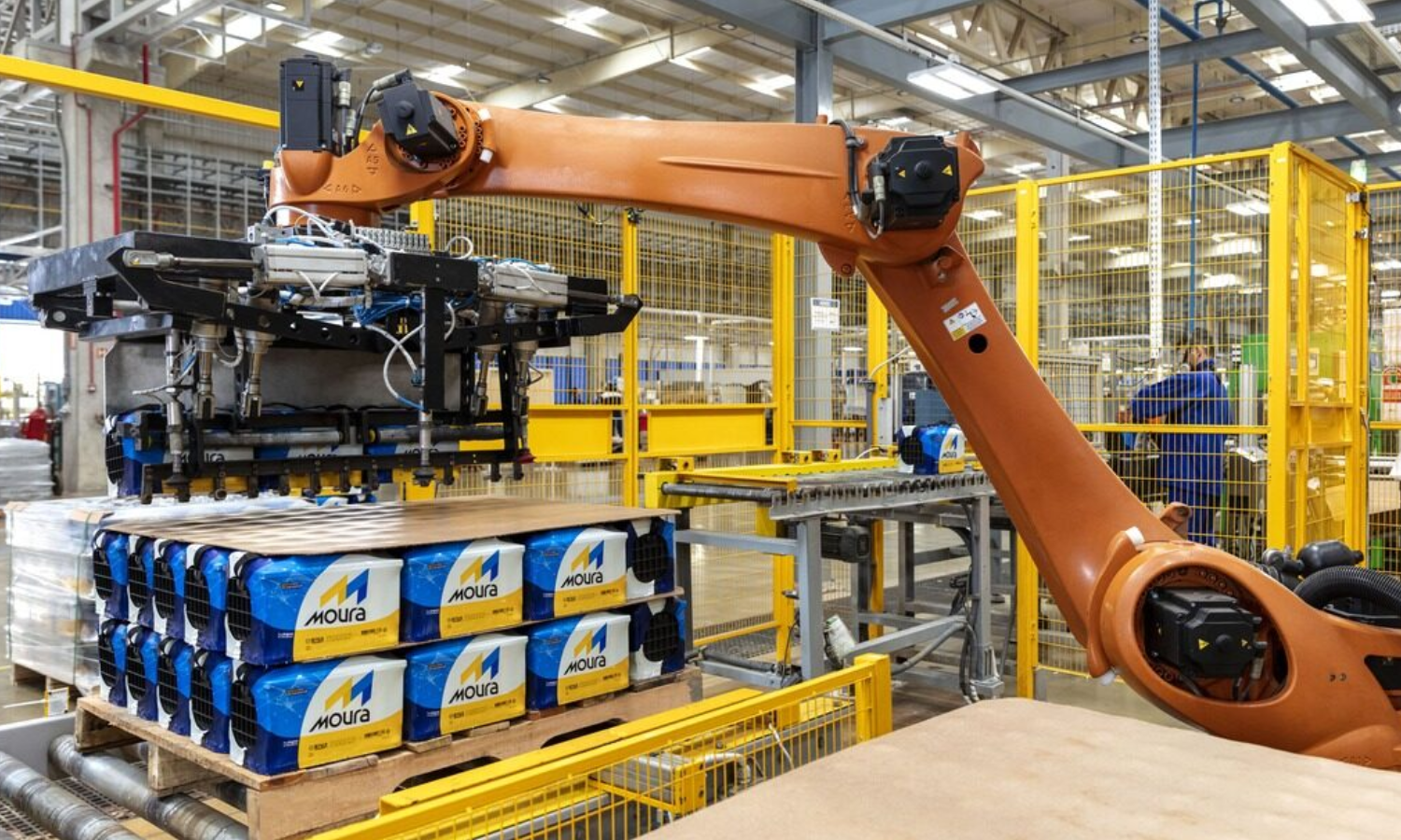 Braço robótico na indústria empilhando baterias Moura