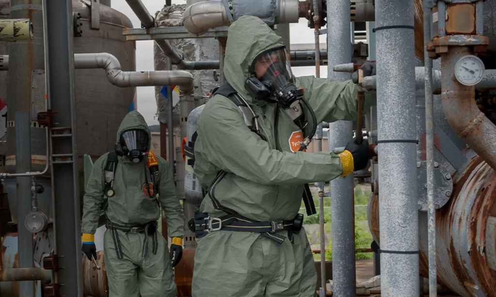 EPis para produtos químicos sendo utilizado em indústria de gás