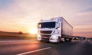 Caminhão transportando produtos perigosos