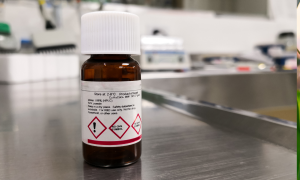 Frasco de produto químico com rótulo GHS