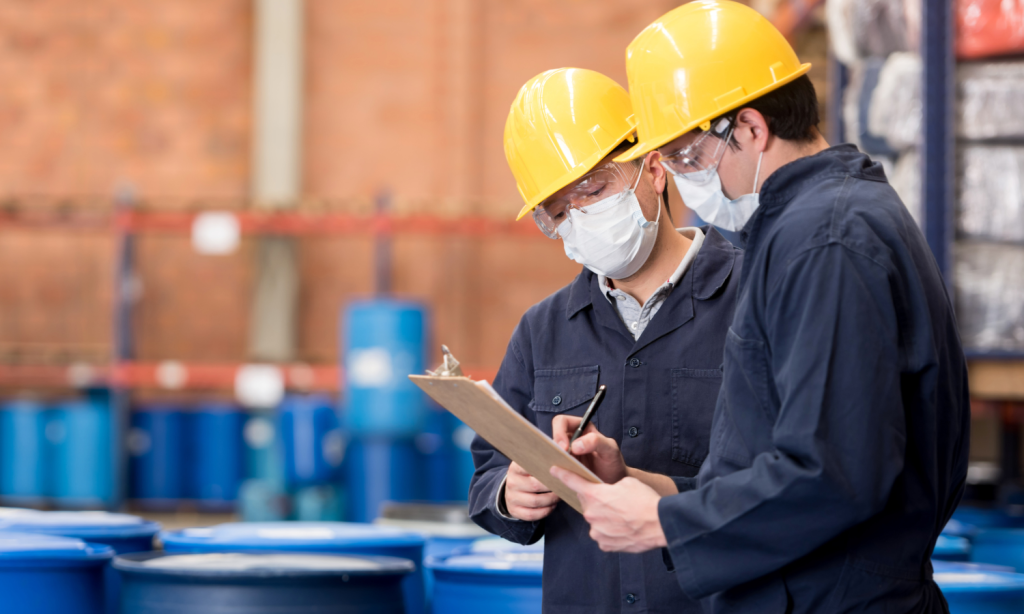 Trabalhadores utilizando a Ficha com Dados de Segurança - FDS