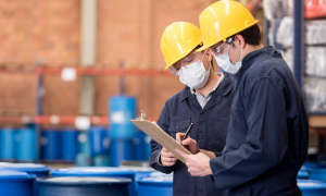 Trabalhadores utilizando a Ficha com Dados de Segurança - FDS