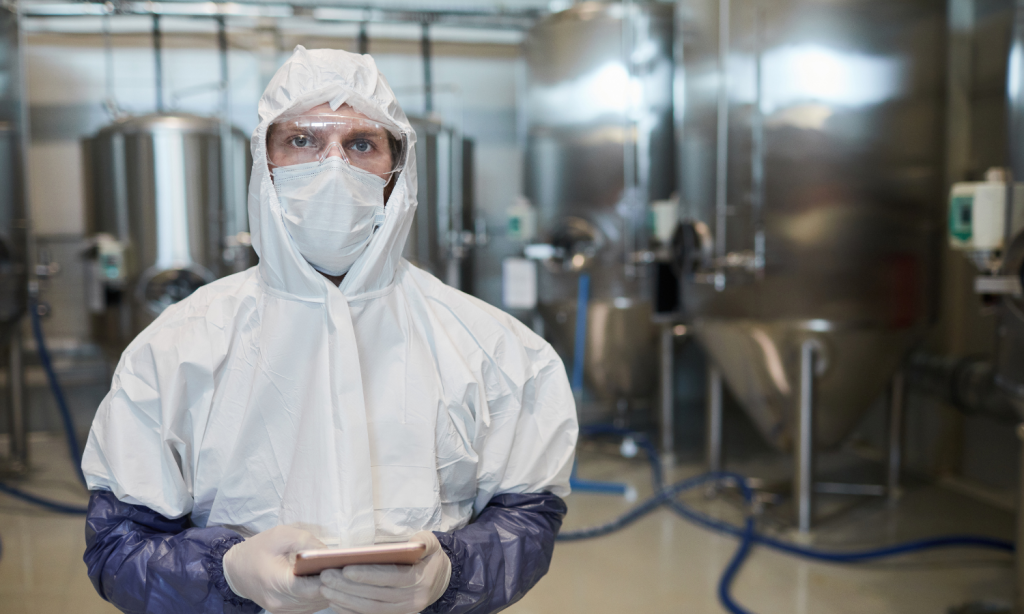 Trabalhar em industria com tablet conferindo análise de conformidade da FDS