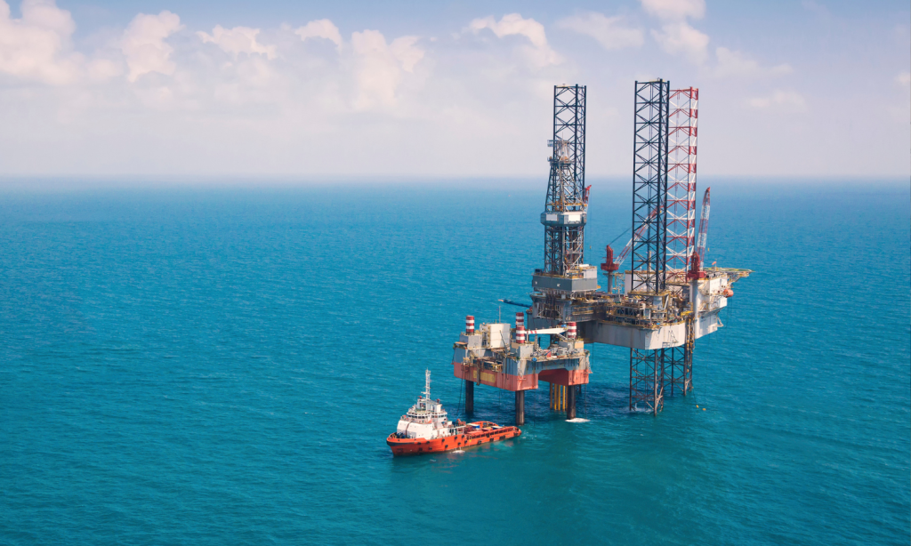 Plataforma de petróleo em mar aberto