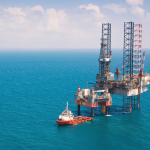 Plataforma de petróleo em mar aberto
