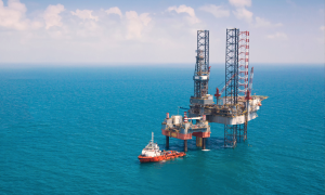 Plataforma de petróleo em mar aberto